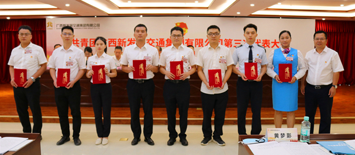 圖12：新發(fā)展集團黨委副書記、副董事長、總經(jīng)理藍日彥為青年崗位能手代表頒獎_副本.jpg