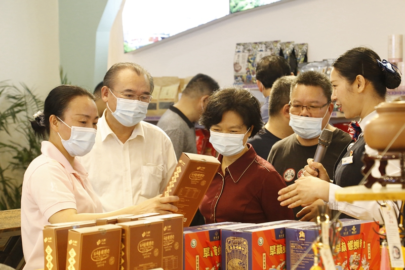 10.參觀那馬服務區(qū)扶貧產品展銷廳，此為廣西高速公路第一家扶貧產品展銷廳.JPG