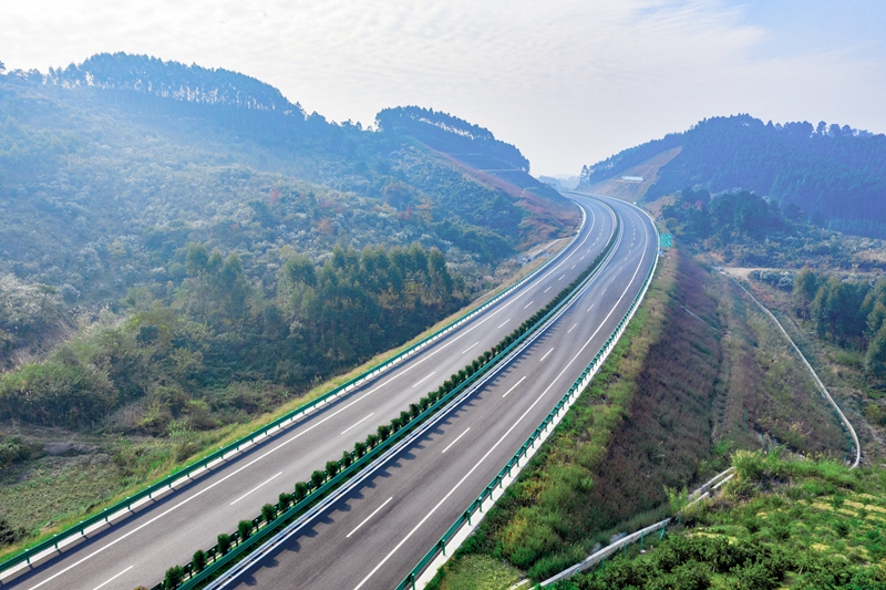 6.高速公路與群山相連，植被覆蓋率高，與原生態(tài)環(huán)境恢復(fù)有機(jī)結(jié)合.jpg